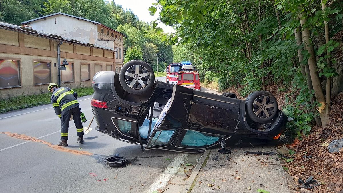 Auto skončilo na střeše, pět zraněných. Pomoc přivolal eCall